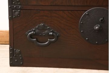 米沢箪笥をリペア&カスタム!ヒノキ無垢材の天板を取り付け、上段の引き出しをフラップダウン式扉に変更しローボードにリメイク。杢目が残るように現状の色味をベースに着色仕上げ。(時代箪笥、テレビ台、ローボード、収納箪笥)