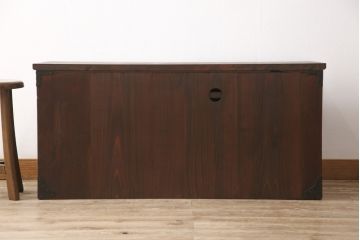 米沢箪笥をリペア&カスタム!ヒノキ無垢材の天板を取り付け、上段の引き出しをフラップダウン式扉に変更しローボードにリメイク。杢目が残るように現状の色味をベースに着色仕上げ。(時代箪笥、テレビ台、ローボード、収納箪笥)