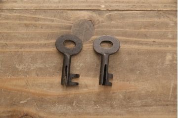 米沢箪笥をリペア&カスタム!ヒノキ無垢材の天板を取り付け、上段の引き出しをフラップダウン式扉に変更しローボードにリメイク。杢目が残るように現状の色味をベースに着色仕上げ。(時代箪笥、テレビ台、ローボード、収納箪笥)