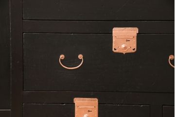 収納箪笥サイドボードをリペア&カスタム!奥行きをリサイズし、金具を銅色に塗装。本体は1トーン落ち着いた色味に着色仕上げ。(収納棚、戸棚、収納箪笥、水屋箪笥、引き出し)