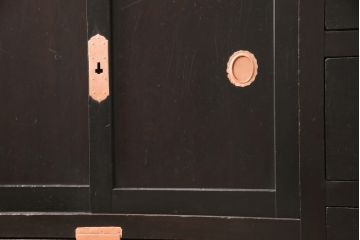 収納箪笥サイドボードをリペア&カスタム!奥行きをリサイズし、金具を銅色に塗装。本体は1トーン落ち着いた色味に着色仕上げ。(収納棚、戸棚、収納箪笥、水屋箪笥、引き出し)