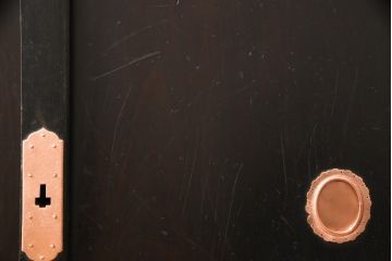 収納箪笥サイドボードをリペア&カスタム!奥行きをリサイズし、金具を銅色に塗装。本体は1トーン落ち着いた色味に着色仕上げ。(収納棚、戸棚、収納箪笥、水屋箪笥、引き出し)