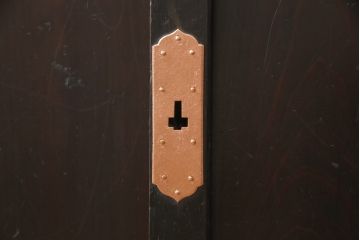 収納箪笥サイドボードをリペア&カスタム!奥行きをリサイズし、金具を銅色に塗装。本体は1トーン落ち着いた色味に着色仕上げ。(収納棚、戸棚、収納箪笥、水屋箪笥、引き出し)