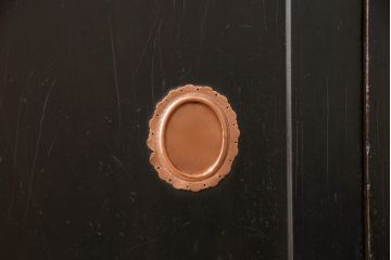 収納箪笥サイドボードをリペア&カスタム!奥行きをリサイズし、金具を銅色に塗装。本体は1トーン落ち着いた色味に着色仕上げ。(収納棚、戸棚、収納箪笥、水屋箪笥、引き出し)