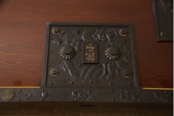明治大正期の蔵戸をリペア&カスタム!木製脚5本を取り付けテーブルにリメイク。脚は縁の色に合わせて着色し仕上げ。(座卓、ローテーブル)