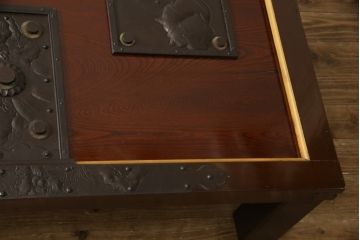 明治大正期の蔵戸をリペア&カスタム!木製脚5本を取り付けテーブルにリメイク。脚は縁の色に合わせて着色し仕上げ。(座卓、ローテーブル)