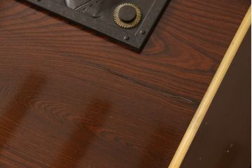 明治大正期の蔵戸をリペア&カスタム!木製脚5本を取り付けテーブルにリメイク。脚は縁の色に合わせて着色し仕上げ。(座卓、ローテーブル)