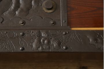 明治大正期の蔵戸をリペア&カスタム!木製脚5本を取り付けテーブルにリメイク。脚は縁の色に合わせて着色し仕上げ。(座卓、ローテーブル)