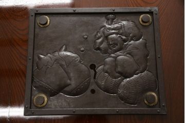 明治大正期の蔵戸をリペア&カスタム!木製脚5本を取り付けテーブルにリメイク。脚は縁の色に合わせて着色し仕上げ。(座卓、ローテーブル)