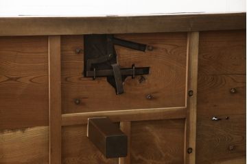 明治大正期の蔵戸をリペア&カスタム!木製脚5本を取り付けテーブルにリメイク。脚は縁の色に合わせて着色し仕上げ。(座卓、ローテーブル)