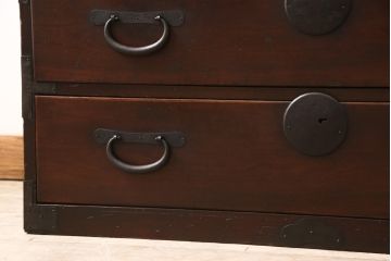 時代箪笥をリペア&カスタム!ヒノキ無垢材の天板を取り付けローチェストに。現状の色味をベースに着色仕上げ。(衣装箪笥、収納箪笥、時代箪笥、引き出し、チェスト)