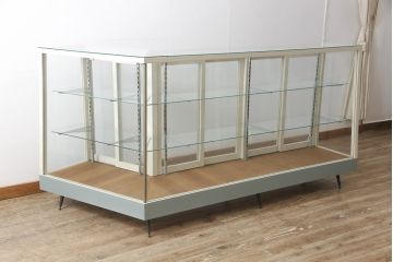 ガラスケースをリペア&カスタム!ガラス天板を新しいものに、引き戸のガラスは花菱模様のガラスに交換。枠をくすんだ青緑とアイボリーのツートンカラーにペイントし仕上げ。(ショーケース、飾り棚、店舗什器)