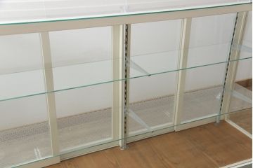 ガラスケースをリペア&カスタム!ガラス天板を新しいものに、引き戸のガラスは花菱模様のガラスに交換。枠をくすんだ青緑とアイボリーのツートンカラーにペイントし仕上げ。(ショーケース、飾り棚、店舗什器)
