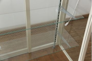 ガラスケースをリペア&カスタム!ガラス天板を新しいものに、引き戸のガラスは花菱模様のガラスに交換。枠をくすんだ青緑とアイボリーのツートンカラーにペイントし仕上げ。(ショーケース、飾り棚、店舗什器)