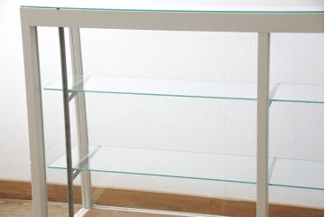 ガラスケースをリペア&カスタム!ガラス天板を新しいものに、引き戸のガラスは花菱模様のガラスに交換。枠をくすんだ青緑とアイボリーのツートンカラーにペイントし仕上げ。(ショーケース、飾り棚、店舗什器)