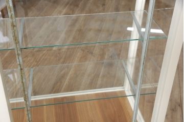 ガラスケースをリペア&カスタム!ガラス天板を新しいものに、引き戸のガラスは花菱模様のガラスに交換。枠をくすんだ青緑とアイボリーのツートンカラーにペイントし仕上げ。(ショーケース、飾り棚、店舗什器)