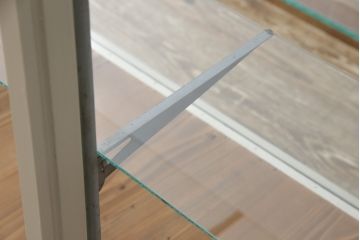 ガラスケースをリペア&カスタム!ガラス天板を新しいものに、引き戸のガラスは花菱模様のガラスに交換。枠をくすんだ青緑とアイボリーのツートンカラーにペイントし仕上げ。(ショーケース、飾り棚、店舗什器)