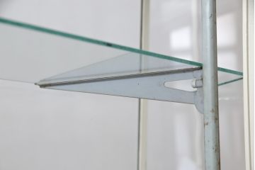 ガラスケースをリペア&カスタム!ガラス天板を新しいものに、引き戸のガラスは花菱模様のガラスに交換。枠をくすんだ青緑とアイボリーのツートンカラーにペイントし仕上げ。(ショーケース、飾り棚、店舗什器)