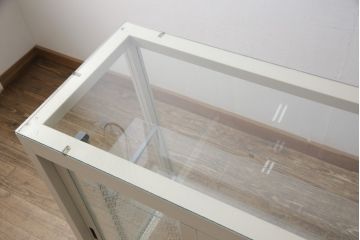 ガラスケースをリペア&カスタム!ガラス天板を新しいものに、引き戸のガラスは花菱模様のガラスに交換。枠をくすんだ青緑とアイボリーのツートンカラーにペイントし仕上げ。(ショーケース、飾り棚、店舗什器)