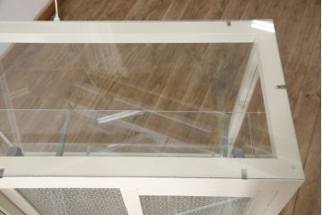 ガラスケースをリペア&カスタム!ガラス天板を新しいものに、引き戸のガラスは花菱模様のガラスに交換。枠をくすんだ青緑とアイボリーのツートンカラーにペイントし仕上げ。(ショーケース、飾り棚、店舗什器)