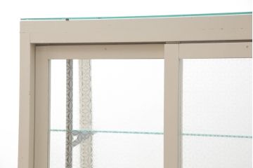 ガラスケースをリペア&カスタム!ガラス天板を新しいものに、引き戸のガラスは花菱模様のガラスに交換。枠をくすんだ青緑とアイボリーのツートンカラーにペイントし仕上げ。(ショーケース、飾り棚、店舗什器)