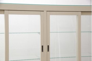 ガラスケースをリペア&カスタム!ガラス天板を新しいものに、引き戸のガラスは花菱模様のガラスに交換。枠をくすんだ青緑とアイボリーのツートンカラーにペイントし仕上げ。(ショーケース、飾り棚、店舗什器)
