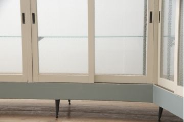 ガラスケースをリペア&カスタム!ガラス天板を新しいものに、引き戸のガラスは花菱模様のガラスに交換。枠をくすんだ青緑とアイボリーのツートンカラーにペイントし仕上げ。(ショーケース、飾り棚、店舗什器)