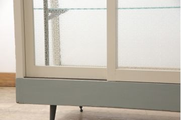 ガラスケースをリペア&カスタム!ガラス天板を新しいものに、引き戸のガラスは花菱模様のガラスに交換。枠をくすんだ青緑とアイボリーのツートンカラーにペイントし仕上げ。(ショーケース、飾り棚、店舗什器)