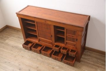 水屋箪笥をリペア&カスタム!既存の棚板を取り外し、新たにヒノキ無垢材の可動式棚板を製作・取り付け。天板裏を補強。(収納棚、戸棚、キャビネット、食器棚、サイドボード)