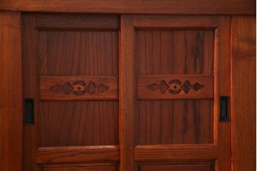 水屋箪笥をリペア&カスタム!既存の棚板を取り外し、新たにヒノキ無垢材の可動式棚板を製作・取り付け。天板裏を補強。(収納棚、戸棚、キャビネット、食器棚、サイドボード)