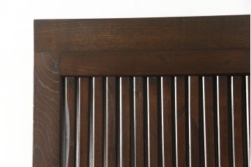 アンティークの格子蔵戸をリペア&カスタム!リサイズし、裏側の引手を取り付け。1トーン落ち着いた色味に着色仕上げ。(玄関戸、玄関ドア、引き戸)