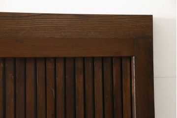 アンティークの格子蔵戸をリペア&カスタム!リサイズし、裏側の引手を取り付け。1トーン落ち着いた色味に着色仕上げ。(玄関戸、玄関ドア、引き戸)