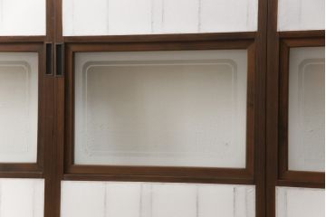 障子戸4枚をリペア&カスタム!リサイズし、戸車・引手金具を取り付け。障子はプラスチック障子に張り替え。現状に近い色味に着色仕上げ。(引き戸、建具)