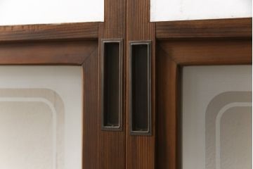 障子戸4枚をリペア&カスタム!リサイズし、戸車・引手金具を取り付け。障子はプラスチック障子に張り替え。現状に近い色味に着色仕上げ。(引き戸、建具)