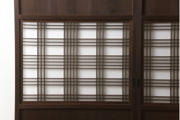 障子帯戸2枚セットをリペア&カスタム!リサイズし、戸車・引手金具を取り付け。障子はプラスチック障子に張り替え。現状に近い色味に着色仕上げ。(引き戸)