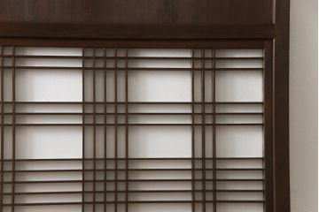 障子帯戸2枚セットをリペア&カスタム!リサイズし、戸車・引手金具を取り付け。障子はプラスチック障子に張り替え。現状に近い色味に着色仕上げ。(引き戸)