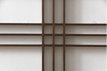 障子帯戸2枚セットをリペア&カスタム!リサイズし、戸車・引手金具を取り付け。障子はプラスチック障子に張り替え。現状に近い色味に着色仕上げ。(引き戸)