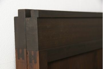 障子帯戸2枚セットをリペア&カスタム!リサイズし、戸車・引手金具を取り付け。障子はプラスチック障子に張り替え。現状に近い色味に着色仕上げ。(引き戸)