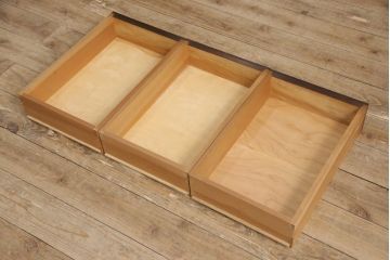 松本民芸家具のローボードをリペア&カスタム!ヒノキ材の天板と木製脚を取り付け、左右の棚に各1枚ずつ棚板を追加。新材部分を本体と合わせた色に着色し仕上げ。(テレビ台、テレビボード、リビングボード、収納棚)