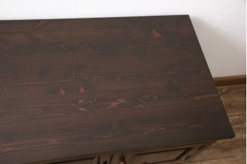 松本民芸家具のローボードをリペア&カスタム!ヒノキ材の天板と木製脚を取り付け、左右の棚に各1枚ずつ棚板を追加。新材部分を本体と合わせた色に着色し仕上げ。(テレビ台、テレビボード、リビングボード、収納棚)