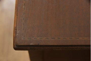イギリスアンティークのチェストをリペア&カスタム!高品質リペアを施し、キャスターを取り外し。全体を1トーン落ち着いた色味に着色仕上げ。(引き出し、サイドボード、サイドチェスト)