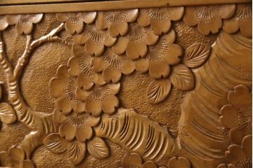 軽井沢彫りのドレッシングチェストをリペア&カスタム!クリーニング・可動部分の調整・接合部分の締め直し・傷消しを施し、上部の鏡は取り外し。溝は埋木して仕上げ。(サイドチェスト、引き出し)