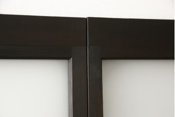 アンティークの建具をリペア&カスタム!高さと幅をリサイズし、モダンなデザインに変更。引手の取り付け。濃い茶色で着色仕上げ。(ガラス戸、引き戸)