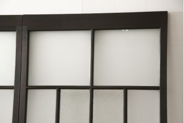 アンティークの建具をリペア&カスタム!高さと幅をリサイズし、モダンなデザインに変更。引手の取り付け。濃い茶色で着色仕上げ。(ガラス戸、引き戸)