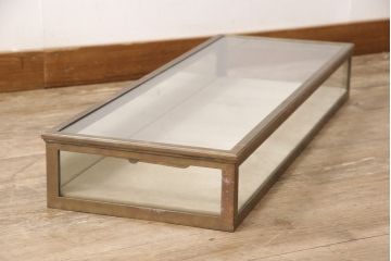 フランスアンティークのガラス卓上ケースの見た目を変えずに綺麗にリペア!高品質リペアを施し、ガラス面をクリアガラスに交換。(ガラスケース、店舗什器)