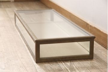フランスアンティークのガラス卓上ケースの見た目を変えずに綺麗にリペア!高品質リペアを施し、ガラス面をクリアガラスに交換。(ガラスケース、店舗什器)