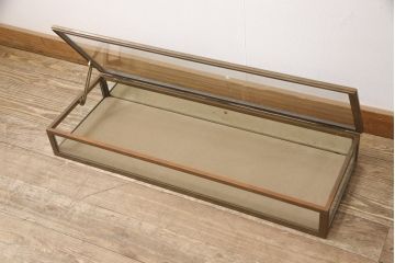 フランスアンティークのガラス卓上ケースの見た目を変えずに綺麗にリペア!高品質リペアを施し、ガラス面をクリアガラスに交換。(ガラスケース、店舗什器)