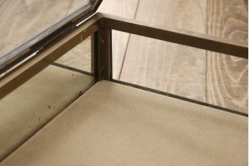 フランスアンティークのガラス卓上ケースの見た目を変えずに綺麗にリペア!高品質リペアを施し、ガラス面をクリアガラスに交換。(ガラスケース、店舗什器)