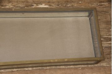 フランスアンティークのガラス卓上ケースの見た目を変えずに綺麗にリペア!高品質リペアを施し、ガラス面をクリアガラスに交換。(ガラスケース、店舗什器)