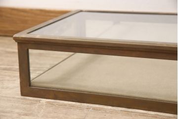 フランスアンティークのガラス卓上ケースの見た目を変えずに綺麗にリペア!高品質リペアを施し、ガラス面をクリアガラスに交換。(ガラスケース、店舗什器)